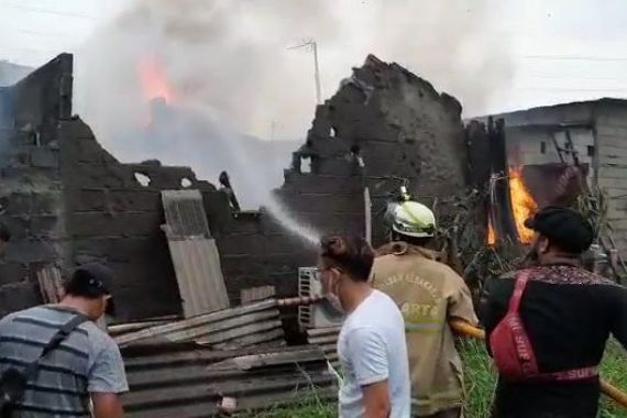 Ditinggal Pemilik, Rumah di Cakung Terbakar, Ini Penyebabnya - JPNN.COM
