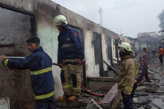 Bangunan Kontrakan 15 Pintu di Tangerang Terbakar - JPNN.COM