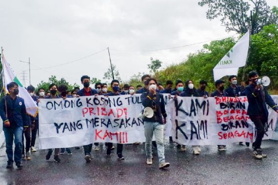 Gelar Demo, Mahasiswa ITK Menuntut Prof Budi Santoso Mengundurkan Diri sebagai Rektor - JPNN.COM