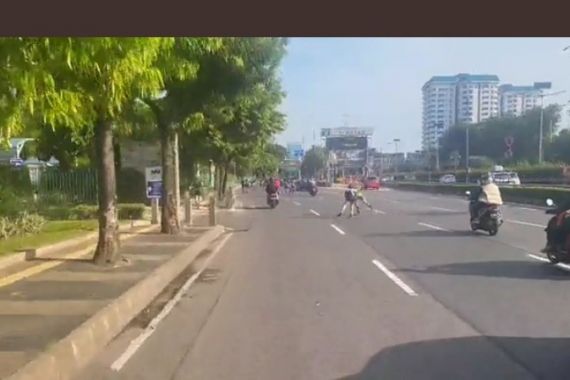 Aksi Pemain Sepatu Roda di Jalan Raya Viral, Polisi Bergerak - JPNN.COM