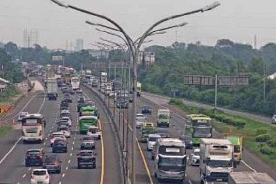 One Way dan Contraflow Disetop, Lihat Penampakan Tol Jakarta-Cikampek Pagi Ini - JPNN.COM