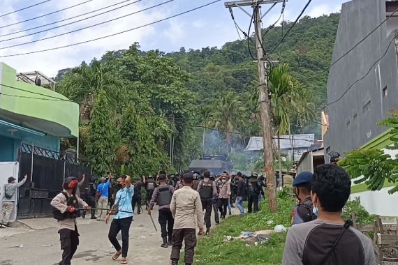Hujan Batu dan Gas Air Mata Mewarnai Demo di Jayapura - JPNN.COM