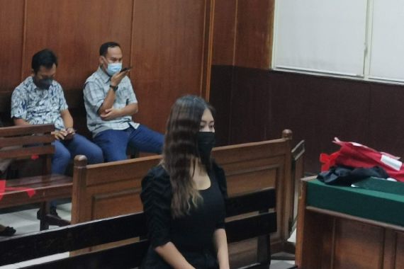 Didakwa Dua Pasal Terkait Kasus Anak Ahok, Ayu Thalia Lakukan Ini - JPNN.COM