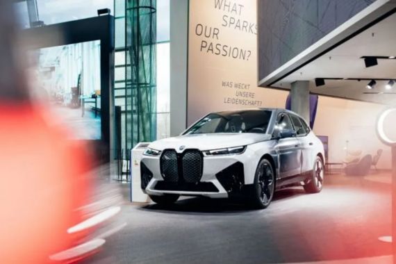 BMW Buka Suara soal Navigasi Bermasalah Pada Mobil Listrik Mewahnya - JPNN.COM
