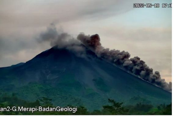 Gunung Merapi Luncurkan Awan Panas Sejauh 1.800 Meter, Waspada - JPNN.COM