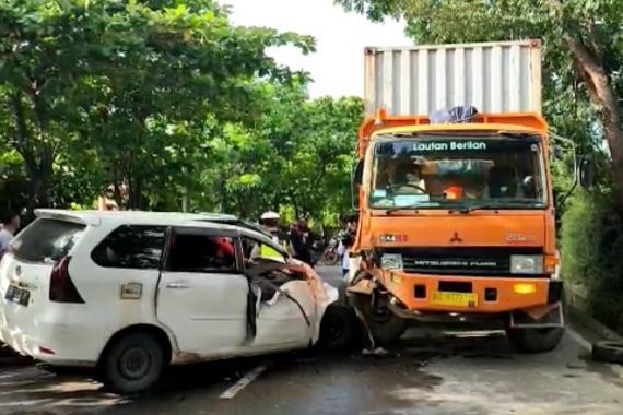Kejadian di Palembang, Mobil Xenia Vs Truk Kontainer, 10 Orang Terluka - JPNN.COM