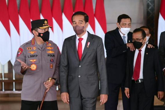 Pak Luhut Senang Banget Sebelum ke AS, di Belakang Jokowi, Menteri Ini Sampai Dipijat - JPNN.COM