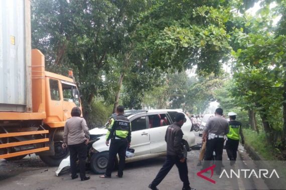 Truk Kontainer vs Mobil di Palembang, Innalillahi, Mengerikan - JPNN.COM