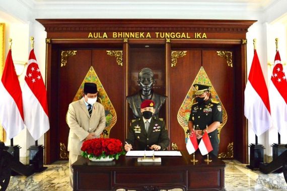 Prabowo dan Jenderal Dudung Berdiri Mengapit Sosok Ini yang Sedang Duduk - JPNN.COM