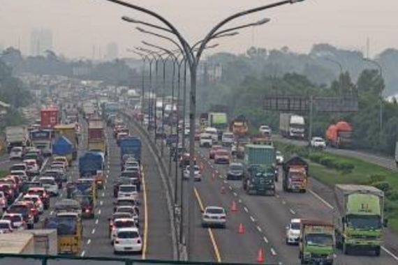 Lihat Penampakan Contraflow di Tol Jakarta-Cikampek Sore Ini, Masih Ramai Pemudik - JPNN.COM