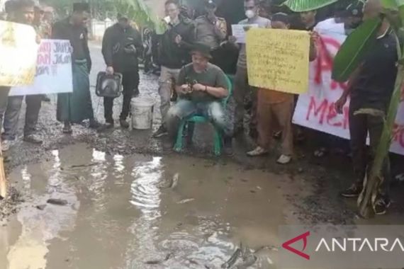 Kesal Jalan Rusak, Warga Bogor Protes dengan Cara Seperti Ini - JPNN.COM