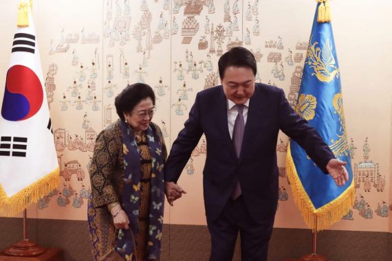 Hari Masih Pagi, Yoon Seok Menggandeng Tangan Megawati - JPNN.COM