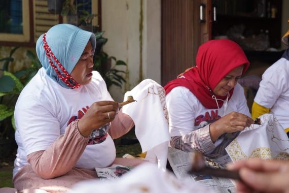 Sahabat Ganjar Gelar Aksi Membatik di Sleman Hingga Berbagi Sembako - JPNN.COM