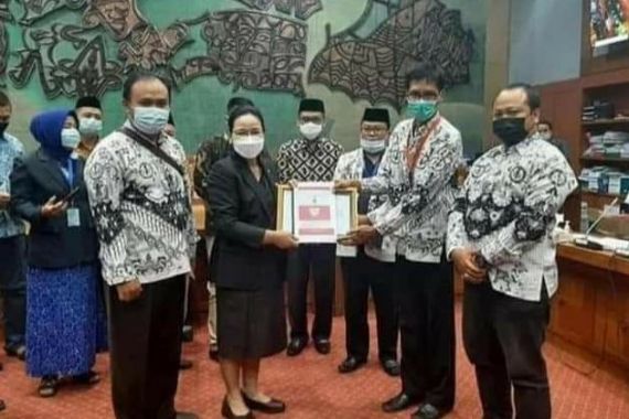 Honorer Induk Minta 100 Ribu PPPK Guru Swasta Jangan Ditempatkan di Sekolah Negeri - JPNN.COM