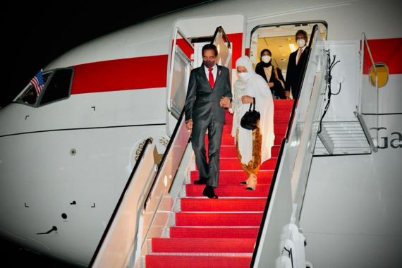 Jokowi Tiba di Pangkalan Militer AS, Ini Sosok yang Ditemuinya ketika Pintu Pesawat Dibuka - JPNN.COM