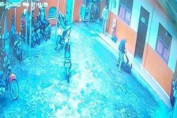 Junaidi Nekat Tikam Mantan Istri dan Anak Tiri di Depan Sekolah, Terekam CCTV, Ngeri - JPNN.COM
