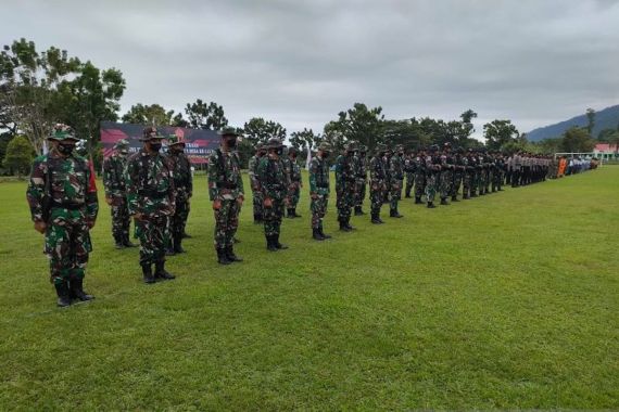 TMMD, TNI AD Merehabilitasi dan Membangun Rumah Warga di Wondama - JPNN.COM