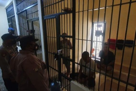 Pagi-Pagi, Aipda Tri dan Bripka Syahroni Mengecek Sel, Lihat Kondisi Tahanannya - JPNN.COM