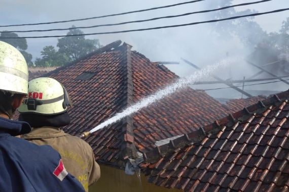 Rumah dan 3 Motor di Tangerang Ludes Terbakar, Ini Penyebabnya - JPNN.COM
