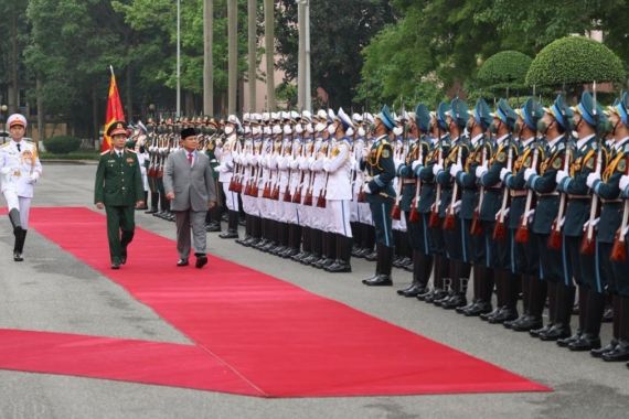 Prabowo Berjalan di Karpet Merah, Langsung Disambut Hormat Bersenjata - JPNN.COM