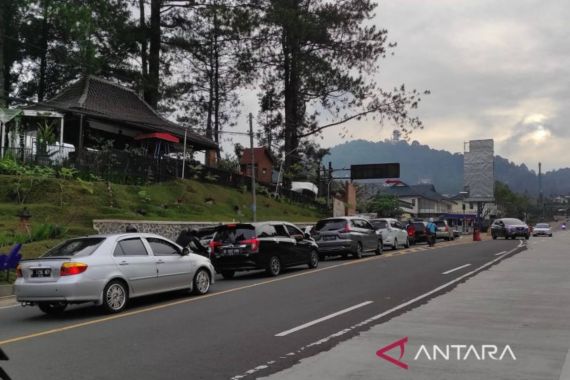 Puncak Bogor Macet, Kendaraan dari Cianjur Tak Bergerak, Lihat Penampakannya - JPNN.COM