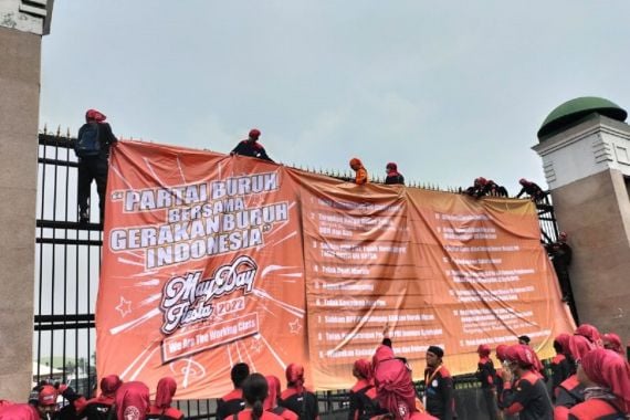 Lihat Itu Aksi Massa Demo Buruh 14 Mei 2022 di Depan Gedung DPR - JPNN.COM