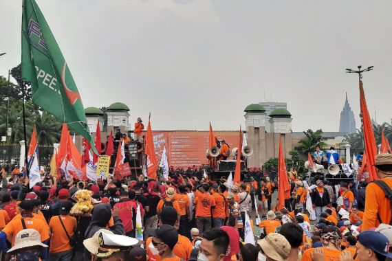 Demo Buruh di Depan DPR, Ribuan Massa Penuhi Jalan - JPNN.COM