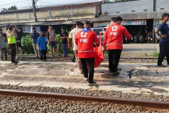 Ngeri, Ganda Sutrisna Tewas Tertabrak Kereta Api di Stasiun Klari - JPNN.COM