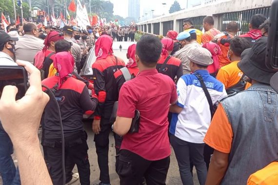 Massa Demo May Day 2022 Kepung Mobil Sedan, Ada Pemukulan, Tegang - JPNN.COM