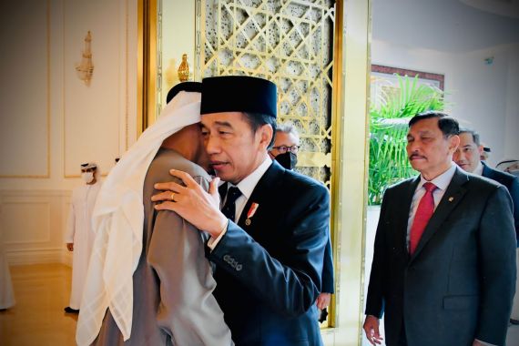 Dari AS, Jokowi Tak Langsung Pulang, Lihat Siapa Pria Beserban Dipeluknya? - JPNN.COM