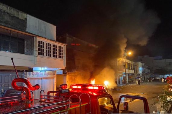 2 Mobil Terbakar di Halaman Masjid Saat Subuh, Begini Kronologinya - JPNN.COM