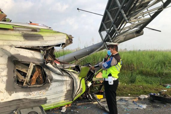 Penyebab Kecelakaan Bus yang Menewaskan 13 Orang di Mojokerto Bikin Geleng Kepala - JPNN.COM