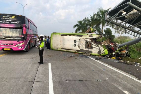 Kurang dari 24 Jam, Jasa Raharja Serahkan Santunan Kepada Korban Kecelakaan Bus di Tol Mojokerto - JPNN.COM