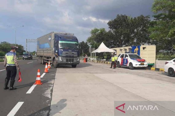 Kendaraan Besar Arah Jakarta Dikeluarkan di GT Palimanan 4 - JPNN.COM