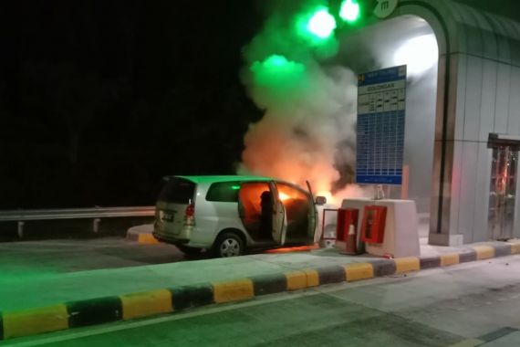 Kijang Innova Terbakar di Gerbang Tol Kota Baru, Begini Kondisinya - JPNN.COM