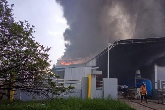 Ada Kebakaran Pabrik di Bekasi, Lihat Fotonya - JPNN.COM