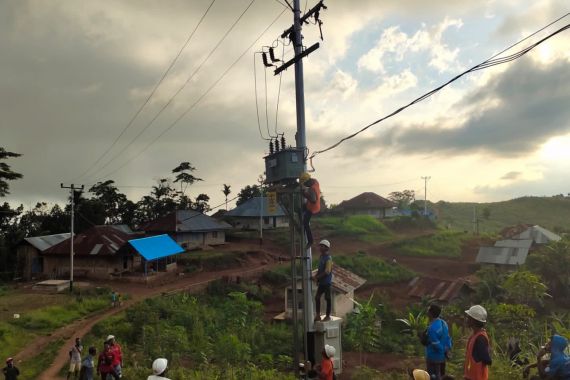 Kisah Perjuangan Luther Melistriki Pulau Alor, Kapal Nyaris Terbalik - JPNN.COM