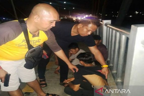 Menongkrong di Jembatan Sambil Membawa Badik, 2 Remaja Diciduk Polisi - JPNN.COM
