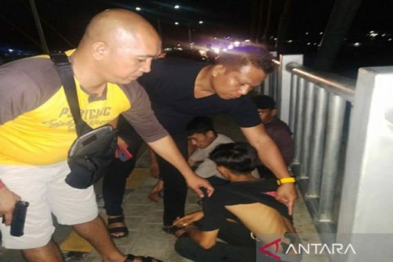 Polisi Terkejut Saat Menggeledah Badan 2 Remaja Ini - JPNN.COM