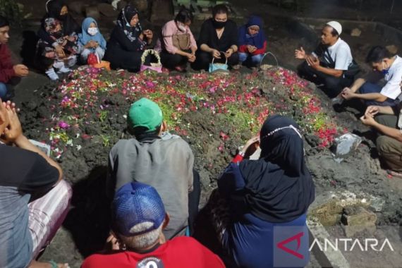 Kecelakaan Maut Bus di Mojokerto, Sony Dimakamkan Bersama Istri-Dua Anaknya - JPNN.COM