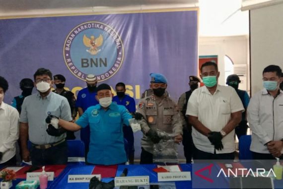 BNNP Kalbar Memusnahkan 200 Gram Sabu-Sabu Milik Oknum Polisi Aktif - JPNN.COM