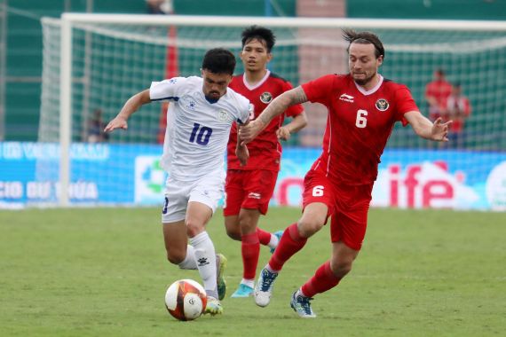 Shin Tae Yong Dikenal Sebagai Pelatih Tegas, Begini Menurut Marc Klok - JPNN.COM