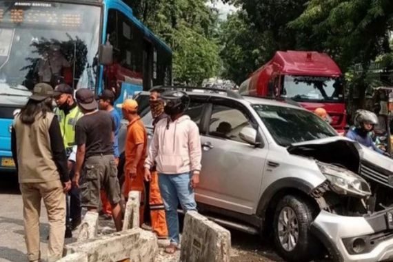 Mobil Daihatsu Terios Tabrak Separator Busway di Pondok Indah, Lihat Penampakannya - JPNN.COM