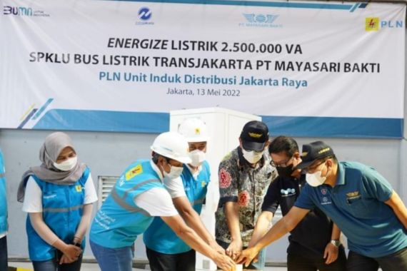 PLN Pasok Listrik 2,5 MVA Untuk SPKLU Bus Transjakarta - JPNN.COM