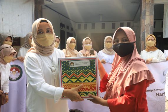 DWP Kemnaker Beri Bingkisan Sembako untuk 'Kartini' di Desa Kemuning Serang - JPNN.COM