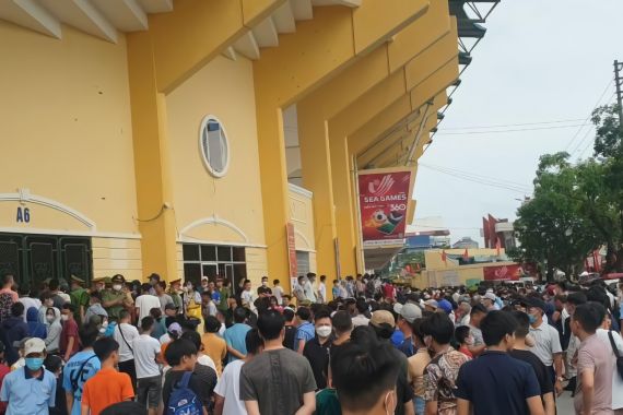 SEA Games 2021: Ribuan Penonton Memaksa Masuk Stadion Thien Truong, Adu Mulut Terjadi - JPNN.COM