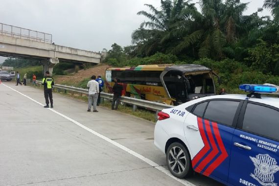Bus Berpenumpang 30 Orang Kecelakaan di Tol Balikpapan-Samarinda, Lihat - JPNN.COM