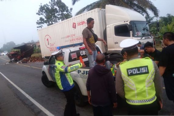 Kecelakaan Maut di Jalintim Sumatera, Sopir Truk Pengangkut Sawit Tewas - JPNN.COM
