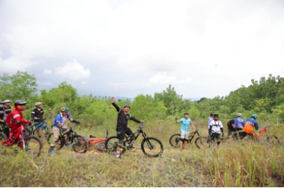 Lihat, Ibas Menjajal Sepeda Gunung di Benteng Bukit Lodenok - JPNN.COM