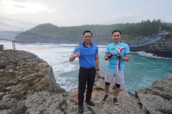 Pulang Kampung, Ibas dan AHY Uji Adrenalin di Jembatan Nyali Pantai Watu Bale Pacitan - JPNN.COM
